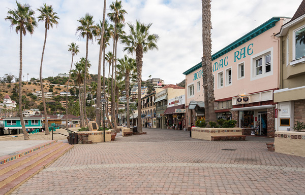 Hotel Mac Rae and Walkway